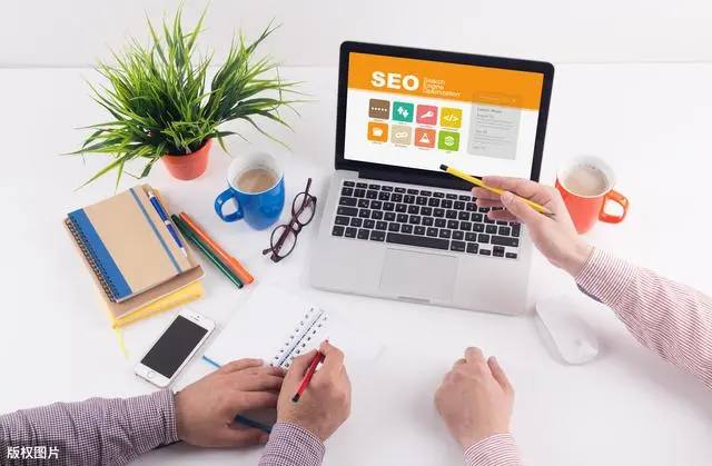 网友拍到孩子赤裸爬行形似野人